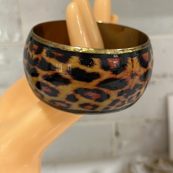 Cute Leopard Print Bangle Bracelet - Picture 2 of 4